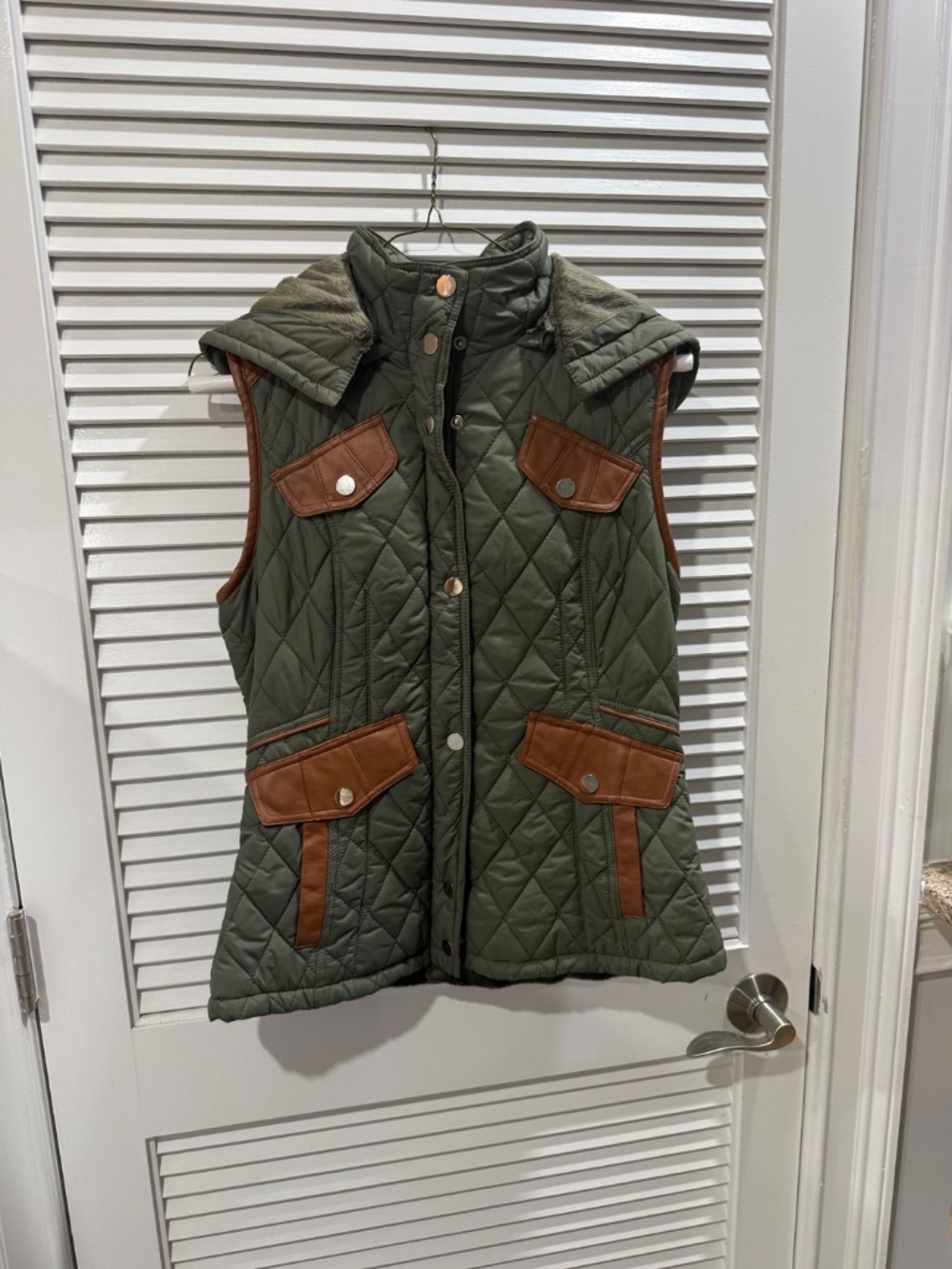 Olive green quilted faux for line, hooded utility vest size medium - Picture 2 of 3
